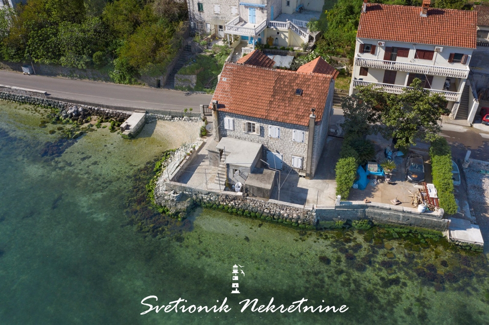 Dvojna kuca sa pontom, na samoj obali mora – Prcanj, Kotor