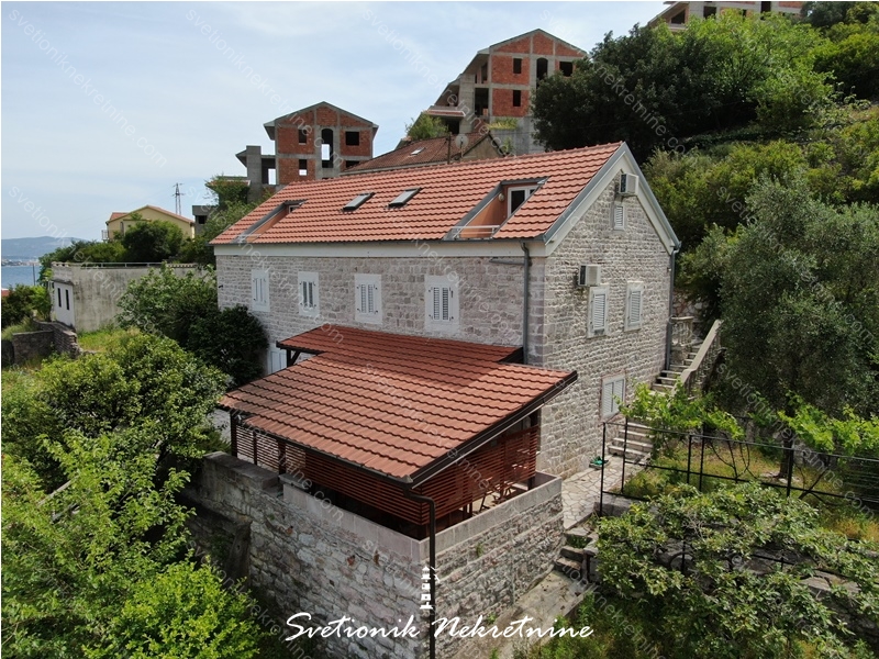 Na prodaju, kompletno renovirana i opremljena kamena vila gradjena u stilu tradicionalne mediteranske arhitekture na oko 300m od mora.