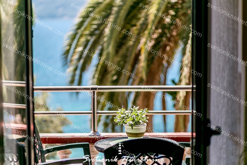 Dvosoban stan sa prelepim pogledom na samoj obali mora – Skver, Herceg Novi