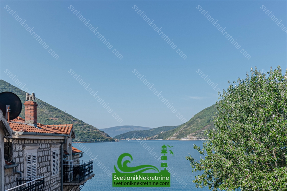 Stan sa pogledom na more smesten u srcu Perasta, Kotor
